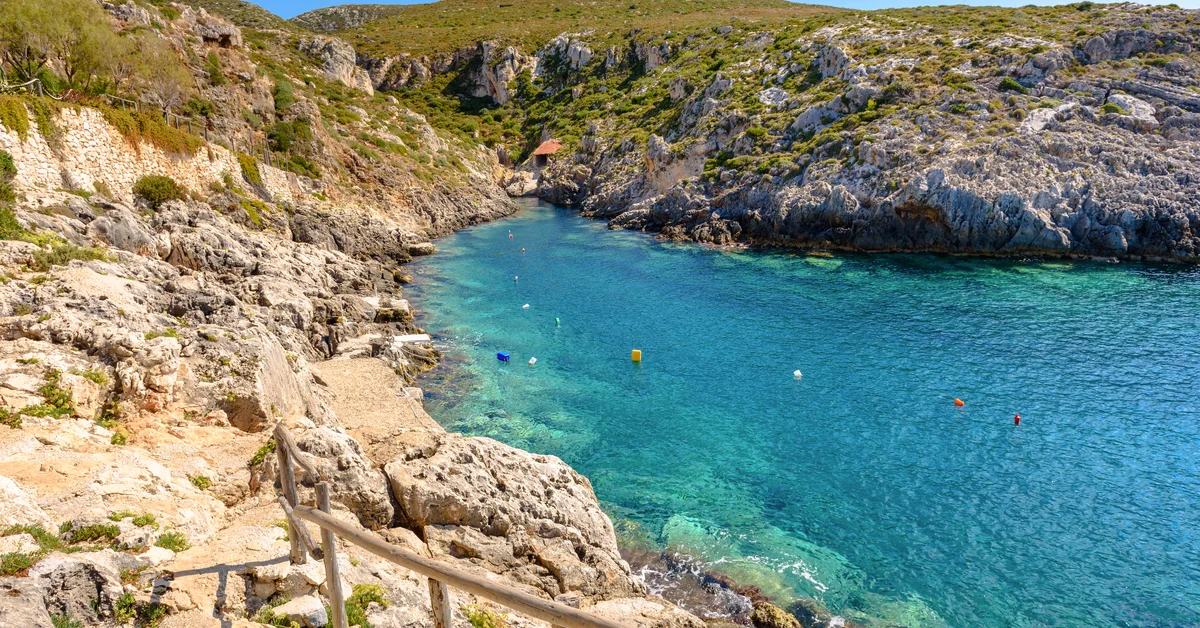 Porto Roxa Beach